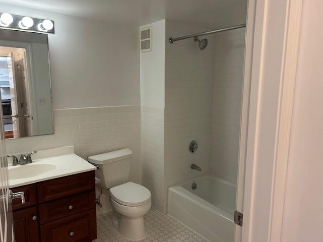 Primary bathroom with vanity, toilet, combined shower/tub and sink