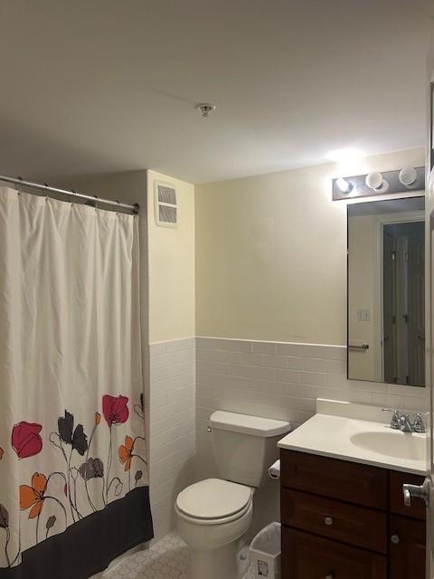 Secondary bathroom with vanity, toilet, and tub/shower.