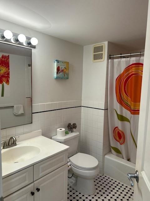 Secondary bathroom with tub/shower combo, vanity, and toilet