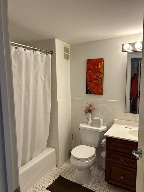 Primary bathroom with tub/shower, vanity, and toilet.